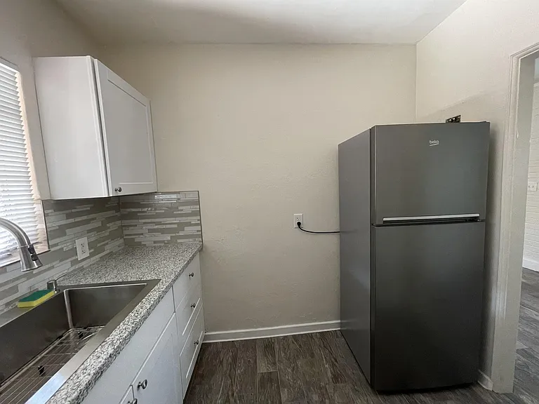 1315 E 9th St — Photo 11