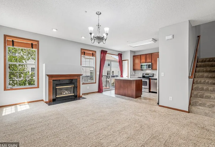 4 bed, 2211 sqft, $2,695 — Photo 3