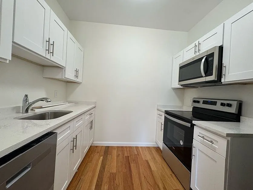 2 bed, 750 sqft, $2,300 — Photo 2