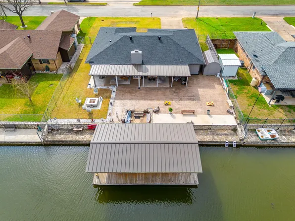 306 Tahiti Dr, Granbury, TX 76048