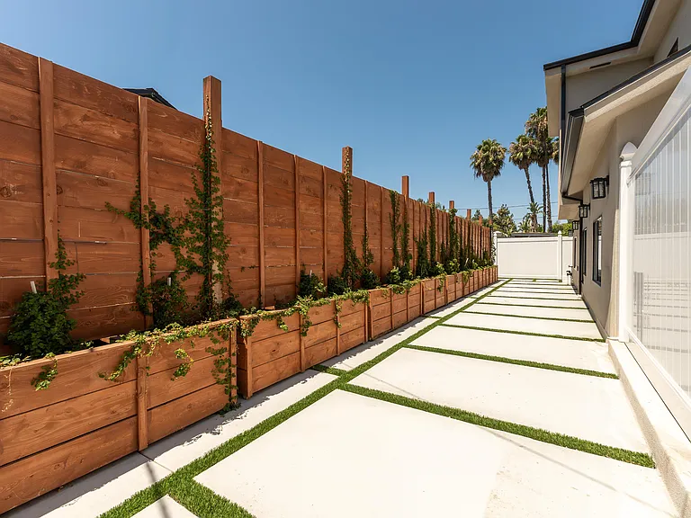 22111 Victory Blvd — Photo 17