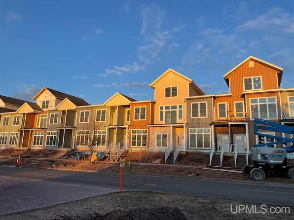 780 S Lakeshore Blvd, Marquette, MI 49855
