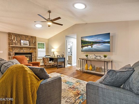 5th image of 122 Burrough Ln
