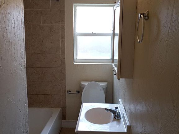 2nd image of 936 W 9th St #1