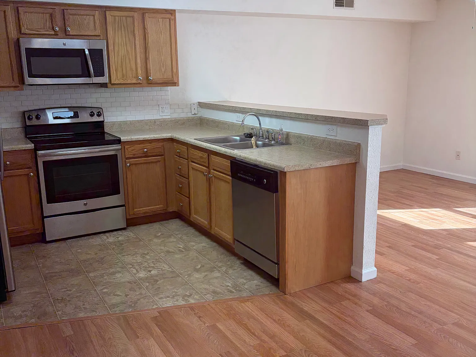 2 bed, 950 sqft, $995 — Photo 2