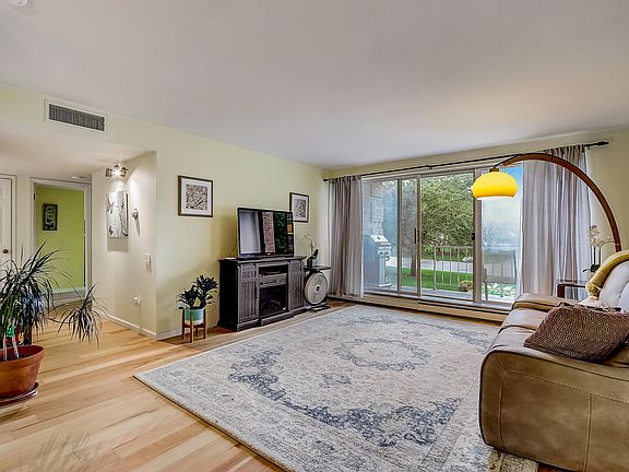 5th image of 937 W Heritage Ct APT 109