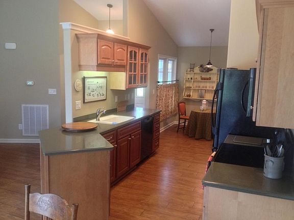 3rd image of 34 Heatherhurst Cir