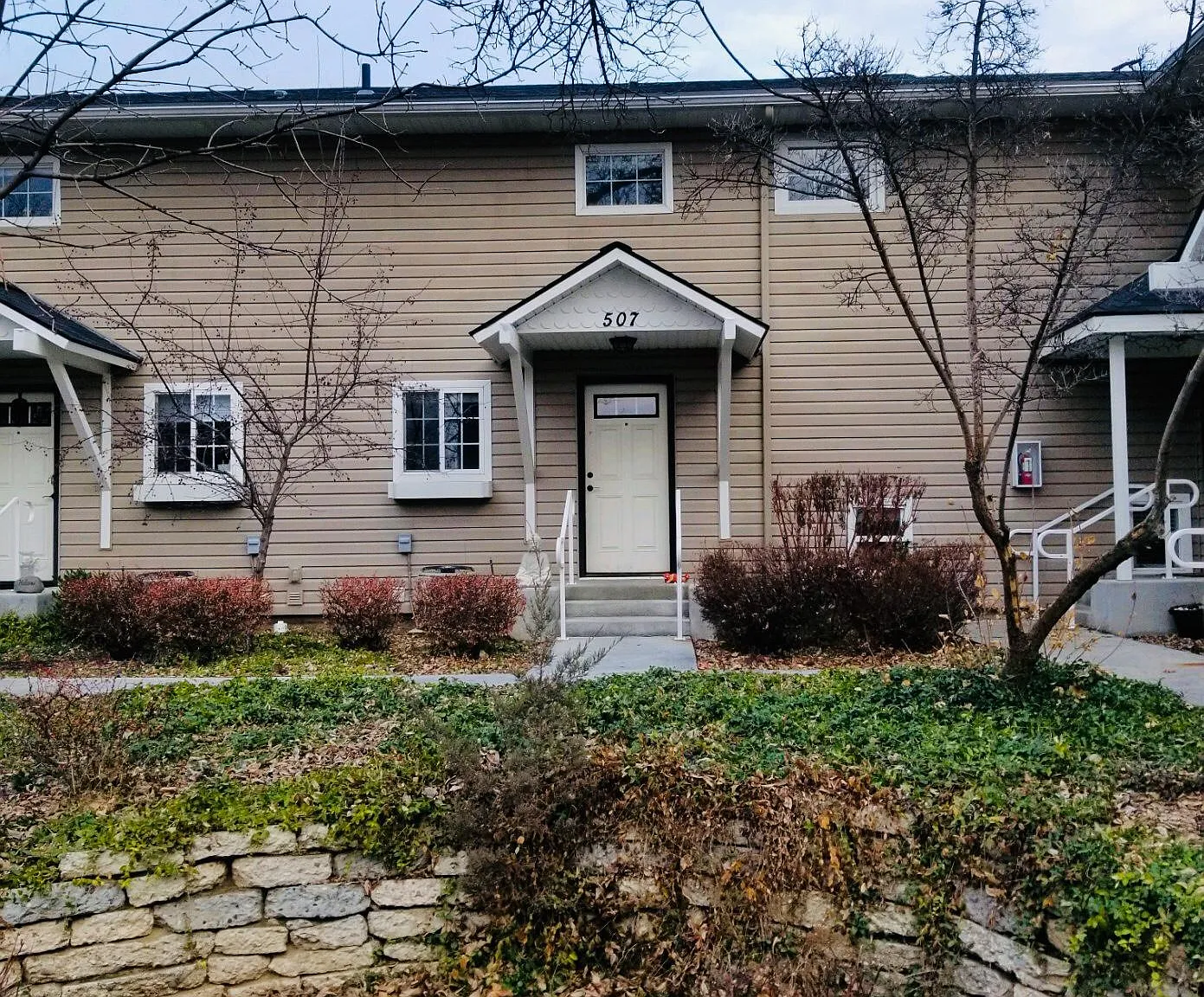 3 bed, 1250 sqft, $2,400 — Photo 1