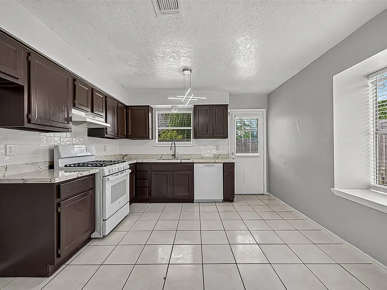 1606 Westfork Dr — Photo 11