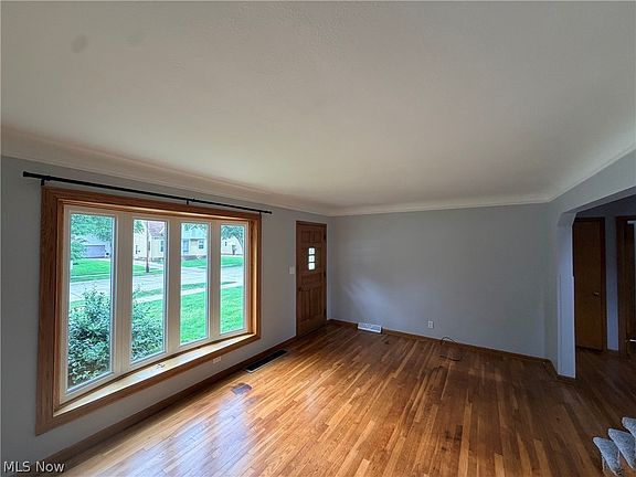 3rd image of 4717 Summer Ln