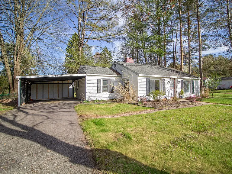 934 Mohegan Rd — Photo 2