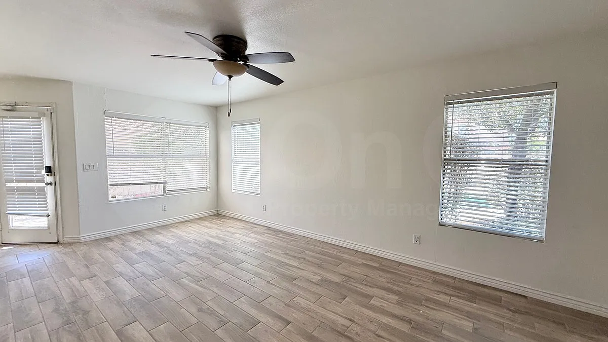 4 bed, 2.5 bath, 1975 sqft, $2,950 — Photo 3