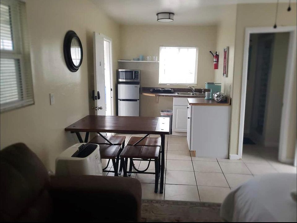 1st image of 3240 Franklin Ave #1