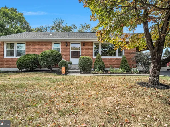 21 Oakshire Dr, Hummelstown, PA 17036