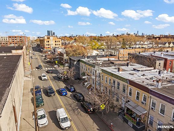 3rd image of 142 W Side Ave