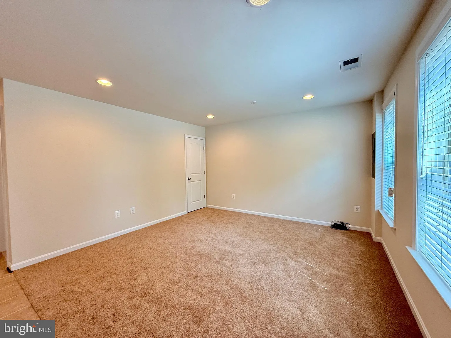 3 bed, 3.5 bath, 2880 sqft, $3,350 — Photo 4