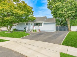 64 Frank St, Lindenhurst, NY 11757