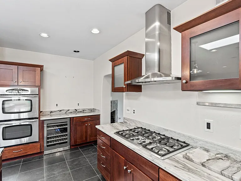 2727 E 6th St — Photo 12