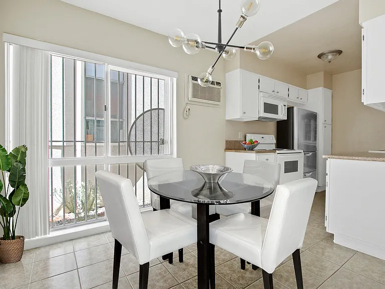 115 Doheny Apartments — Photo 14