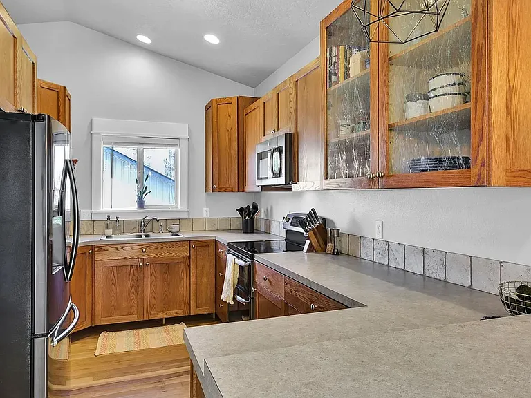 Kitchen view. Barstool counter top not visible but fits 3 barstools.
