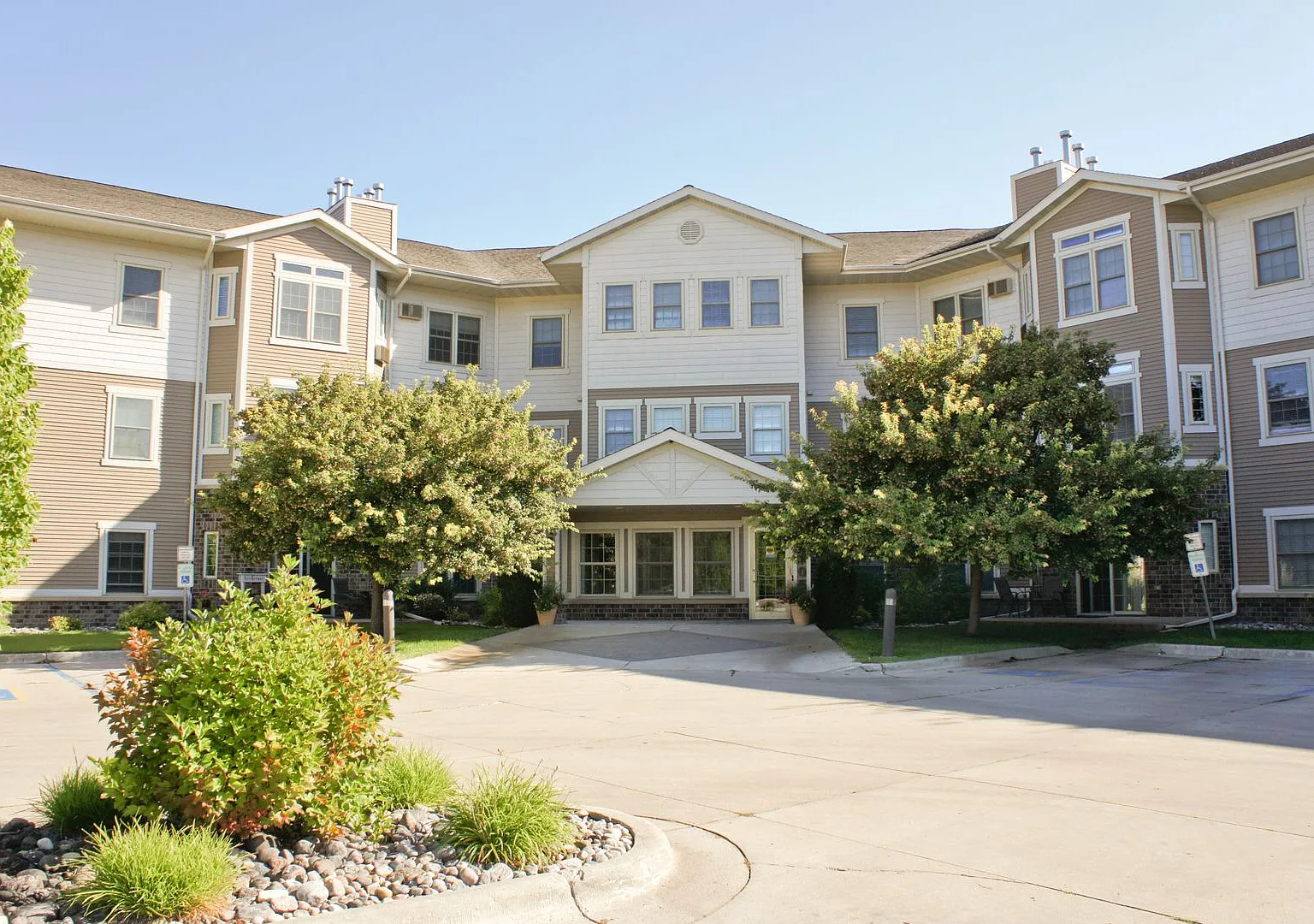 Courtyard at Highpointe — Photo 1