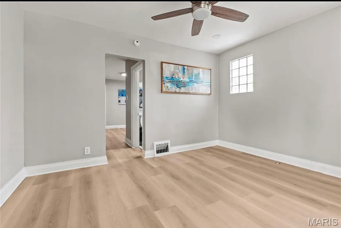 3 bed, 864 sqft, $1,430 — Photo 1