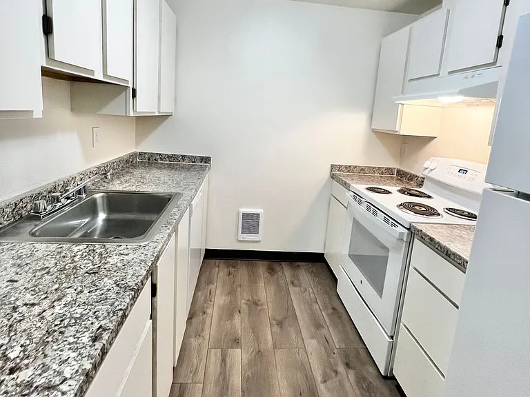 Willow Creek Apartments — Photo 15