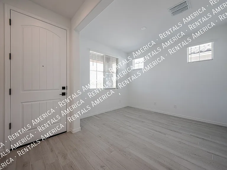 8725 W Windsor Blvd — Photo 5