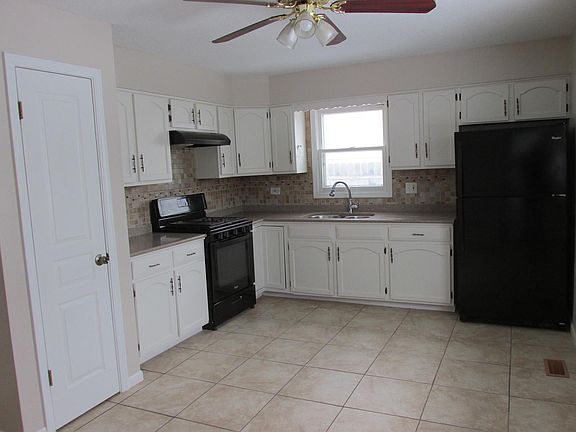 2nd image of 1308 Lizabeth Ln