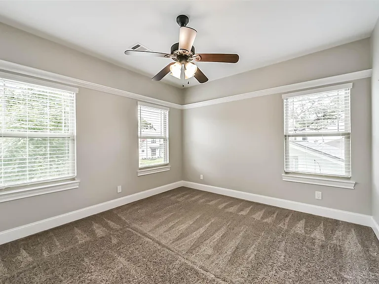 1317 Chantilly Ln — Photo 37
