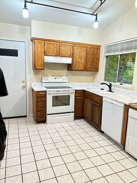 4 bed, 1500 sqft, $2,200 — Photo 3