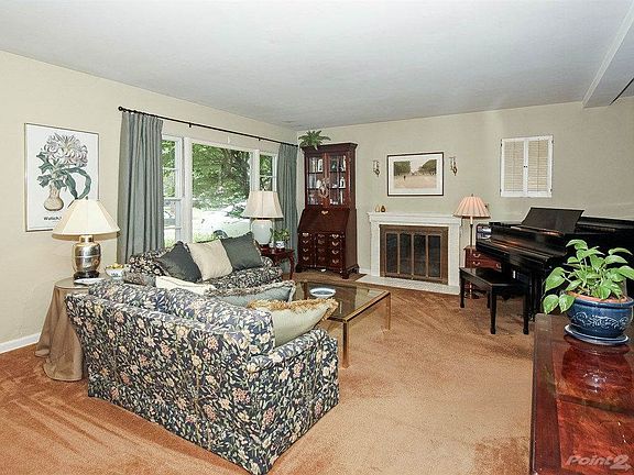 004_Living Room
