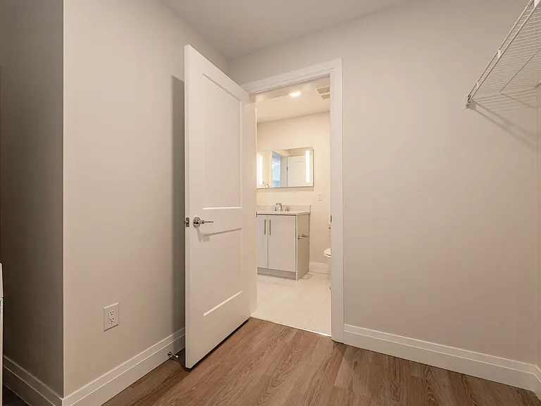 460 Columbia St W — Photo 52