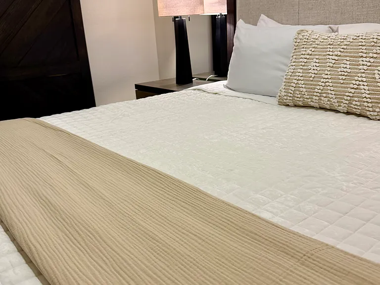 2nd bedroom with high end linens and mattress.