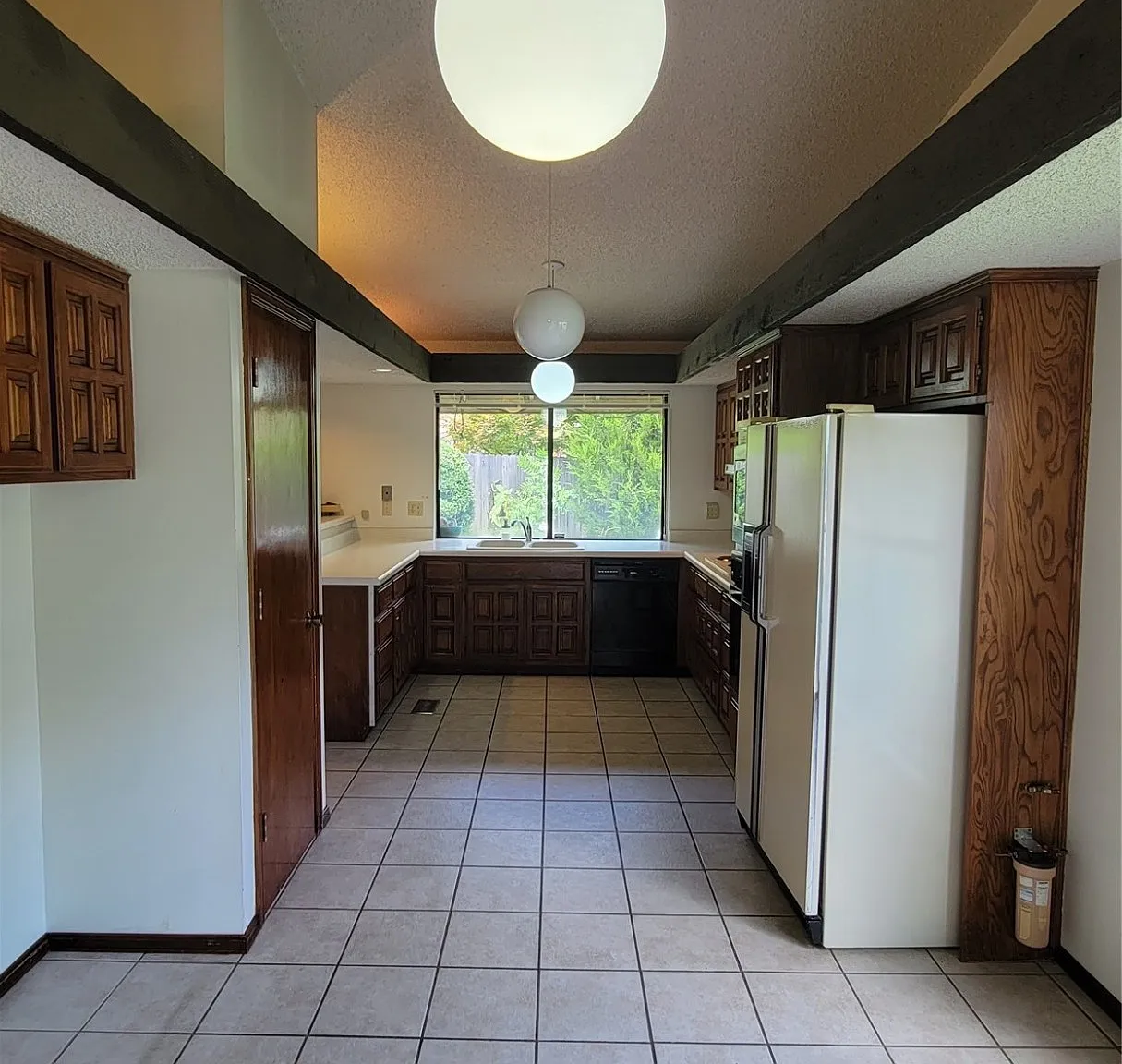 4 bed, 2.0 bath, 2477 sqft, $2,275 — Photo 3