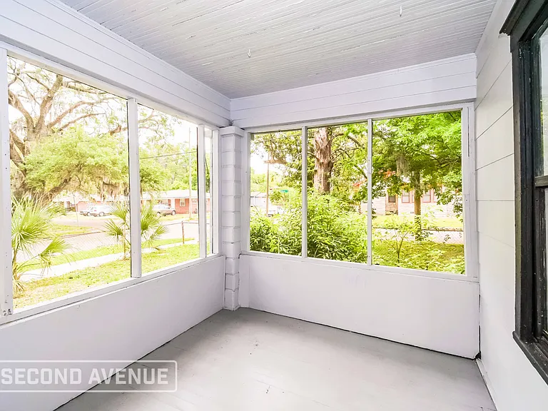 204 W 23rd St — Photo 9