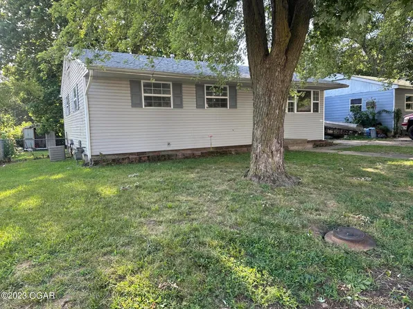 910 Valley St, Carthage, MO 64836