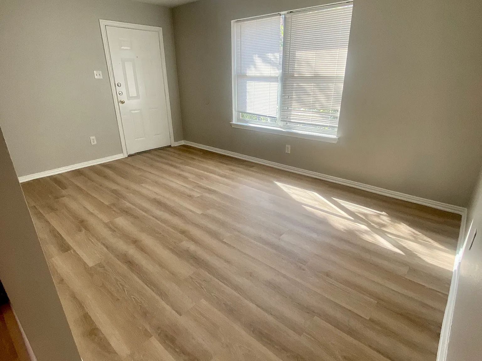 3 bed, 980 sqft, $1,650 — Photo 2