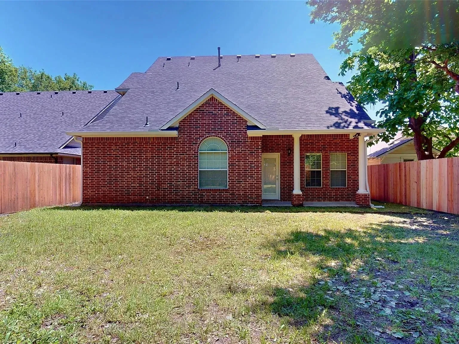 5 bed, 2600 sqft, $3,000 — Photo 2