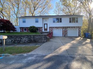 40 Greenview Rd, Cranston, RI 02920