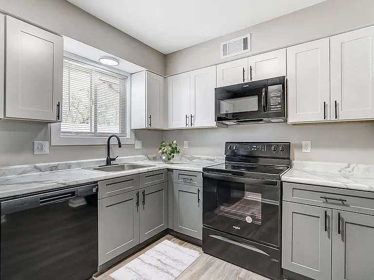 Fairview Court Apartments — Photo 20