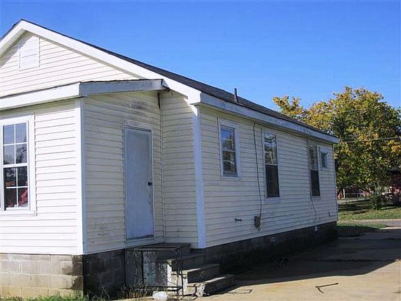 2nd image of 814 Custer Ave