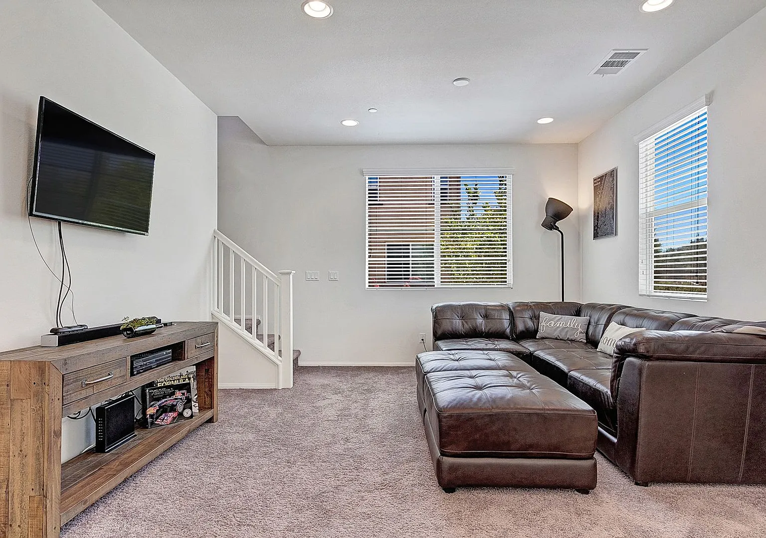 Lux Townhome 4 Bed 3 Bath 2 Car Garage in Spanish Walk — Photo 3