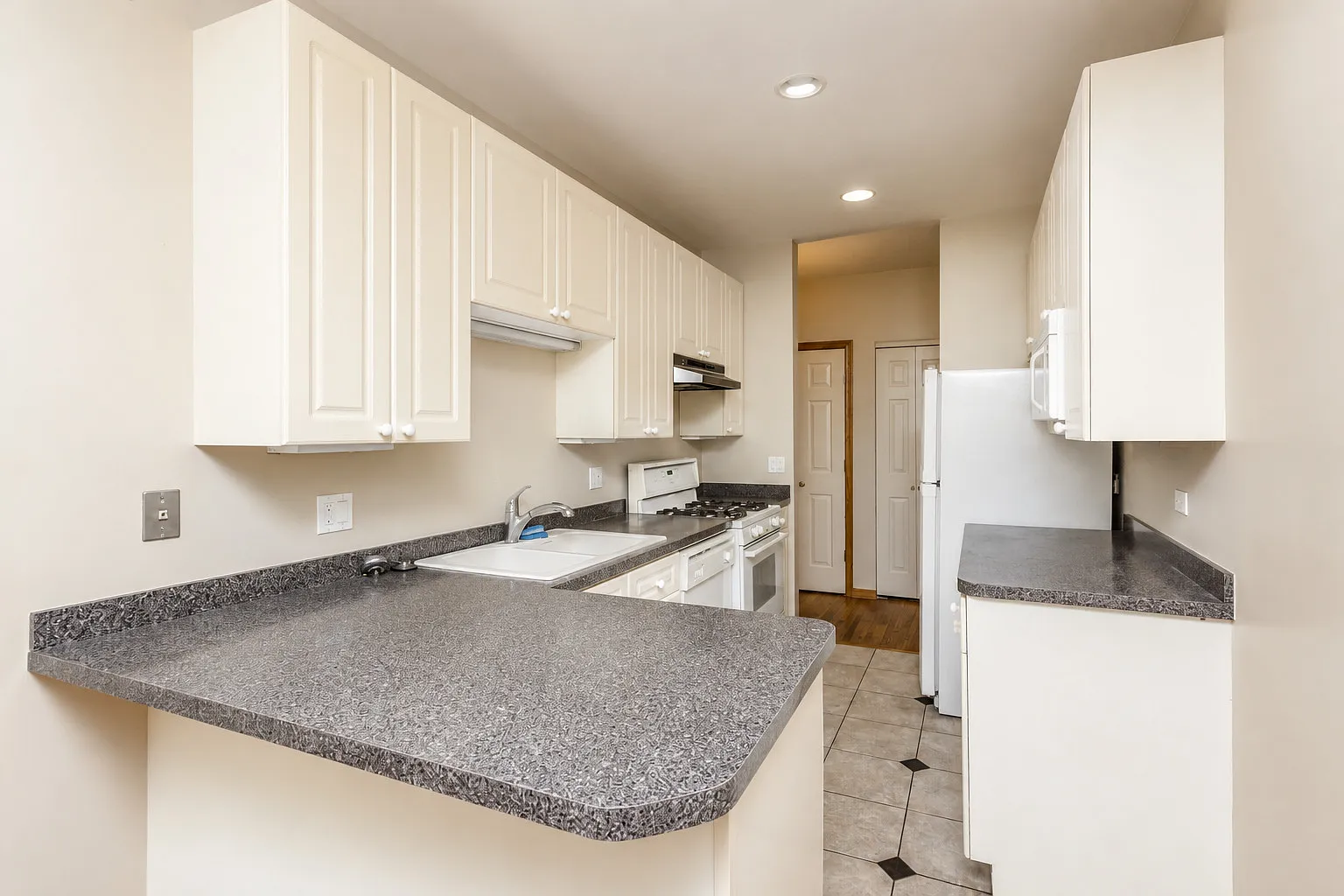 4 bed, 1800 sqft, $4,700 — Photo 4