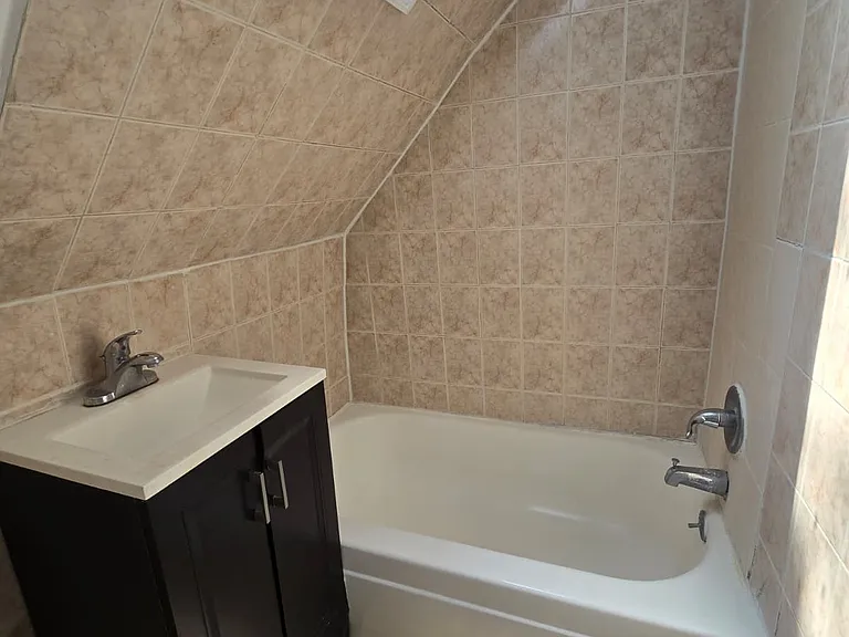244 Leslie St #3 — Photo 6