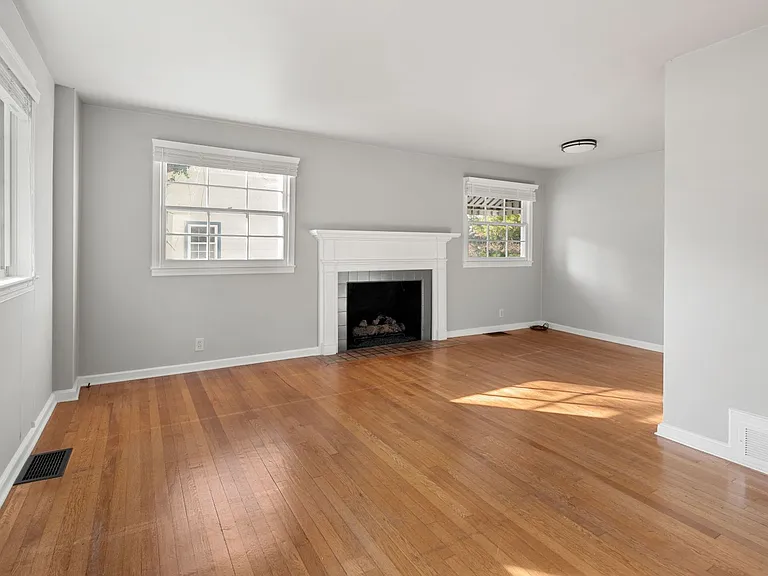 30 Lorraine Ave — Photo 2