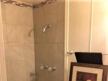 Blue Sky Apartments, Apt 14 - Bathroom / tiled shower