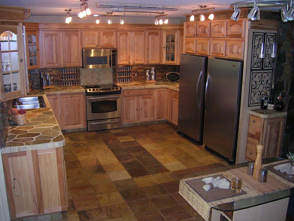 13x12 upgrad kit w/stainless steel appliances.Separate fridge&freezer 17cu ft