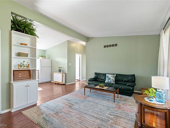 3rd image of 1160 Carnegie Ave
