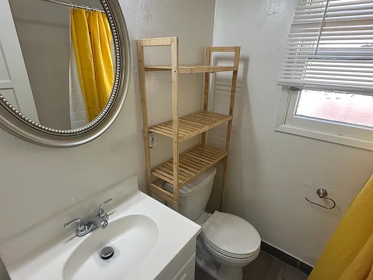 Silverlake Garden Apartments — Photo 31